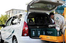 工作人員正在為電動(dòng)車充電