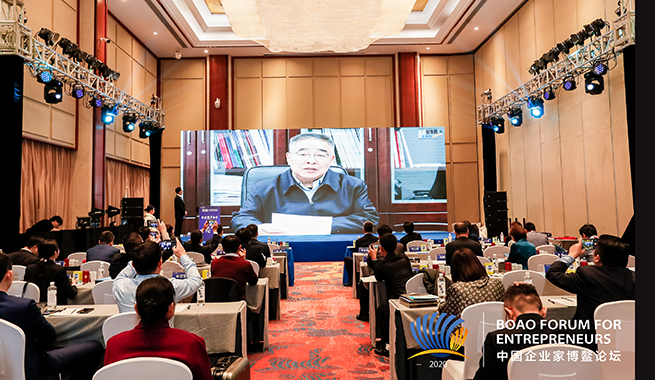 國家榮譽稱號獲得者、中國工程院院士、天津中醫(yī)藥大學校長張伯禮在視頻致辭