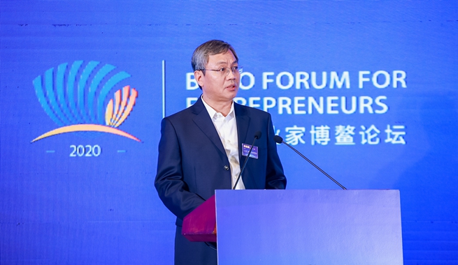 山東能源集團黨委副書記、董事岳寶德演講