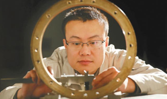 他的指紋幾乎磨平 只為練就&ldquo;微米級&rdquo;的觸覺