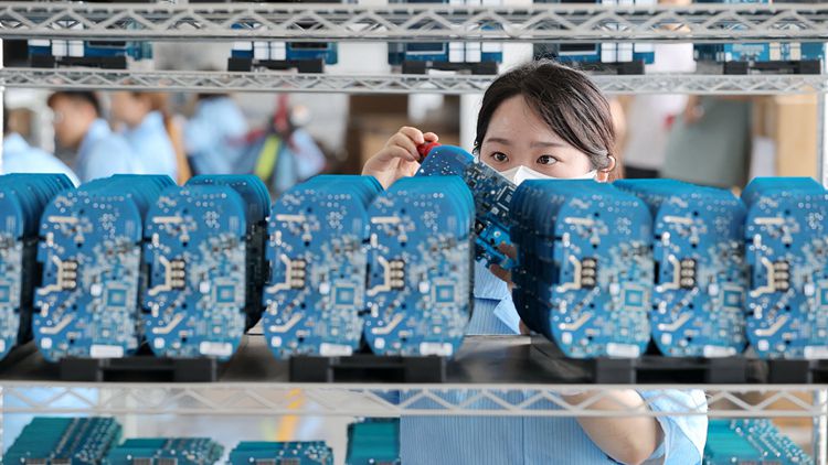 【財(cái)經(jīng)翻譯官】中國(guó)新能源汽車產(chǎn)銷量緣何連續(xù)七年全球居首？