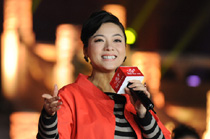 著名青年歌唱家、二炮文工團副團長陳思思傾情表演