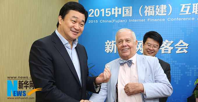 羅杰斯參加思客會(huì)，與新華網(wǎng)董事長、總裁田舒斌親切交談。