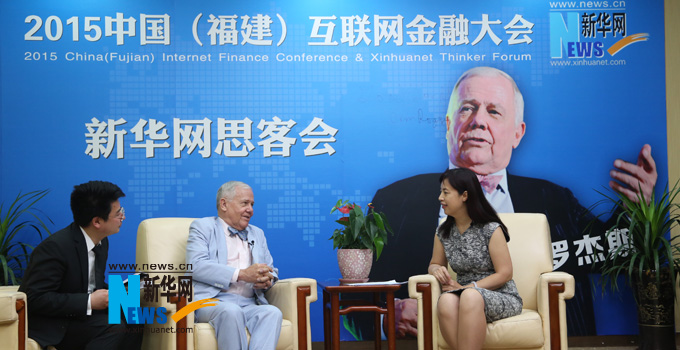 羅杰斯接受新華網(wǎng)思客專訪。