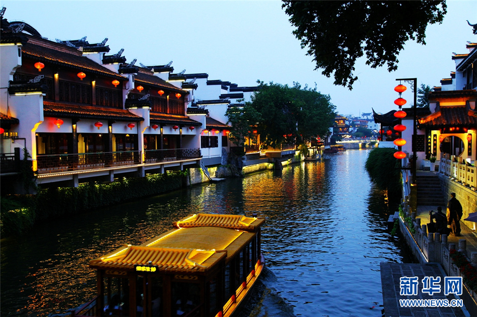 夜色秦淮河，璀璨醉人心