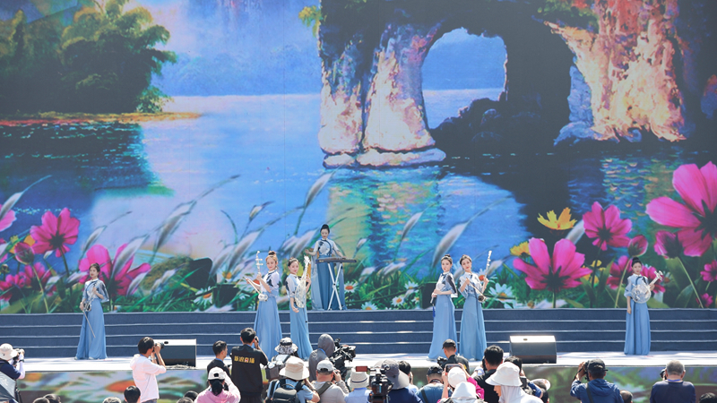 花語(yǔ)湖畔、香動(dòng)凌源 女子水晶樂(lè)坊亮相第五屆中國(guó)凌源百合節(jié)