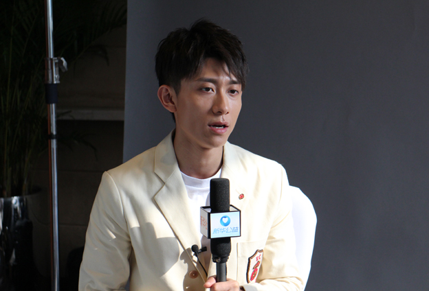 國(guó)有棟梁，大愛無(wú)疆；爾如嫩草，小愛芬芳。