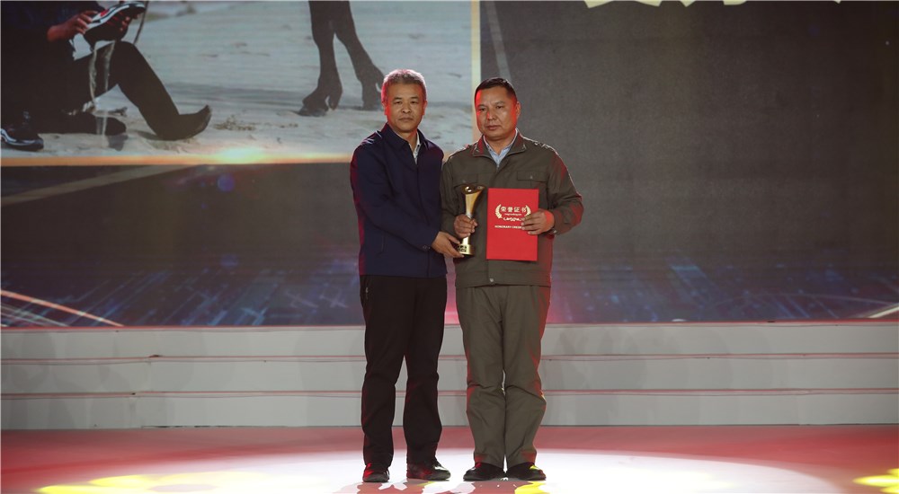 頒獎(jiǎng)嘉賓為第二位年度感動(dòng)人物艾力&middot;尼亞孜頒獎(jiǎng)