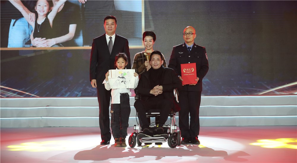 頒獎(jiǎng)嘉賓為第三位年度感動(dòng)人物張海林、朱丹丹夫婦頒獎(jiǎng)