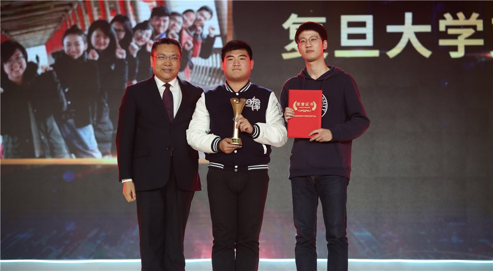 頒獎(jiǎng)嘉賓為第十位年度感動(dòng)人物、復(fù)旦大學(xué)支教團(tuán)頒獎(jiǎng)