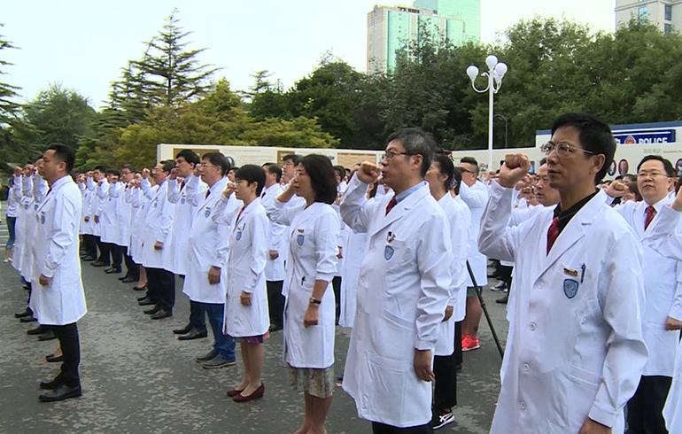 致敬偉大改革｜對話40年，講述身邊的健康故事（第二十集）&mdash;&mdash;設(shè)立醫(yī)師節(jié)，醫(yī)務(wù)人員有了自己的節(jié)日