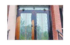 物業(yè)強(qiáng)行把業(yè)主房門(mén)涂黑 稱公司要求統(tǒng)一