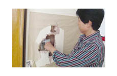 南京經(jīng)適房被曝質(zhì)量太差 敲門(mén)敲穿2層門(mén)板