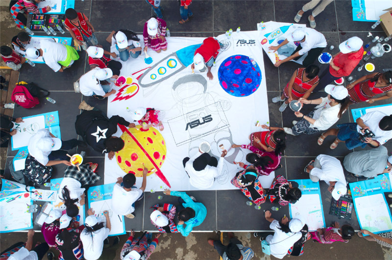 e創(chuàng)公益大使、志愿者和小朋友一同夢(mèng)想涂鴉