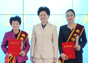 舒曉琴為獲獎(jiǎng)?wù)邊蔷辗?、高平珍頒獎(jiǎng)