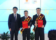 劉正榮為獲獎(jiǎng)?wù)咭踪t孝、張海威頒獎(jiǎng)