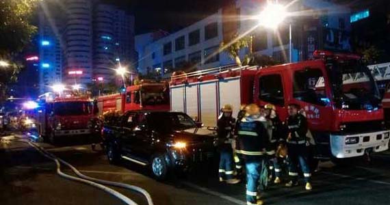 ?？诩瘟甏髲B電纜井起火 玻璃掉落致1人重傷