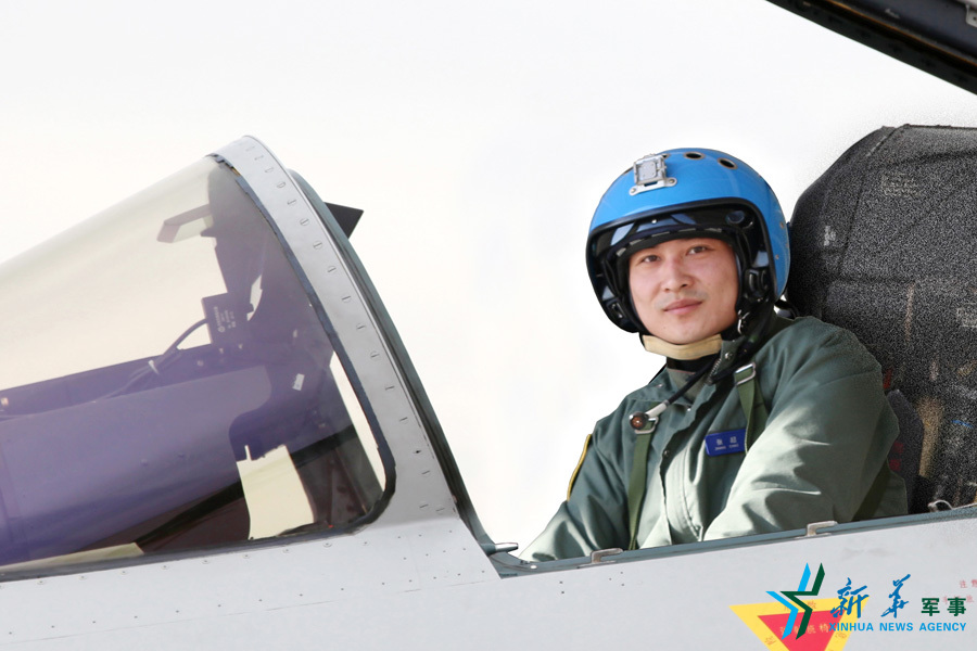 &uarr;戰(zhàn)機(jī)上準(zhǔn)備起飛的張超。