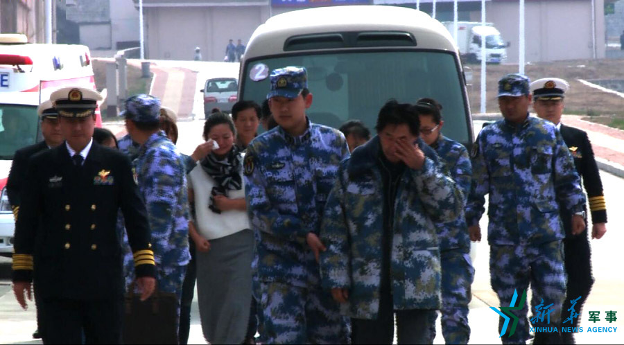 &uarr;資料圖片：張超的父親（右四）揮淚送別張超。