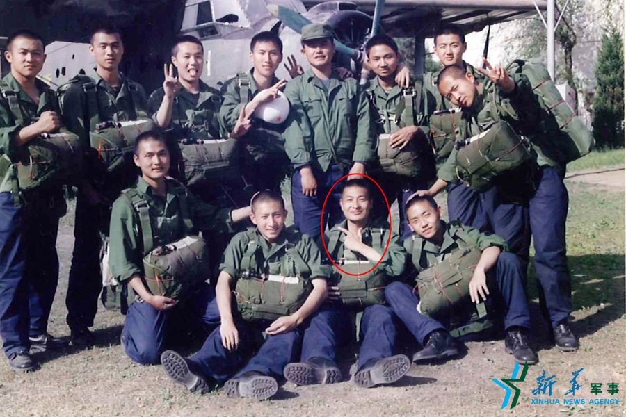 資料圖片：跳傘前合影留念。