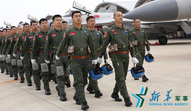 &uarr;飛行員列隊進場。