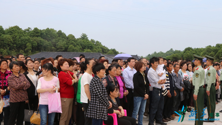 &uarr;張超烈士骨灰安葬儀式現場，岳陽的父老鄉(xiāng)親紛紛來給張超送別。