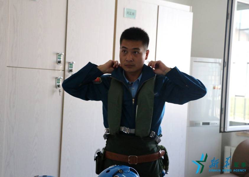 &uarr;資料圖片：張超嚴(yán)格按規(guī)定著裝參加飛行訓(xùn)練。