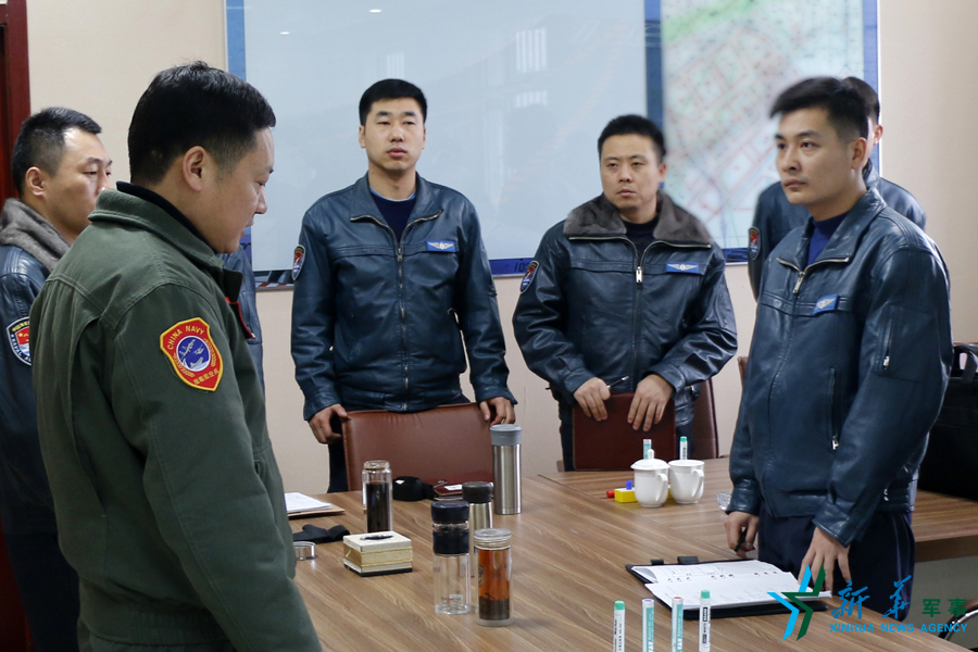 資料圖片：張超參加飛行后講評。