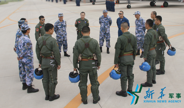 飛行后，黨委班子現(xiàn)場講評飛行情況。