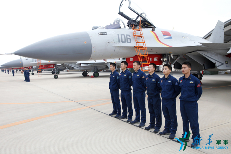 &uarr;機務官兵為戰(zhàn)鷹保駕護航。