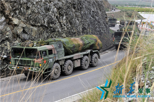 &uarr;向疏散隱蔽地域實施高速機動。（宋來蕤攝）