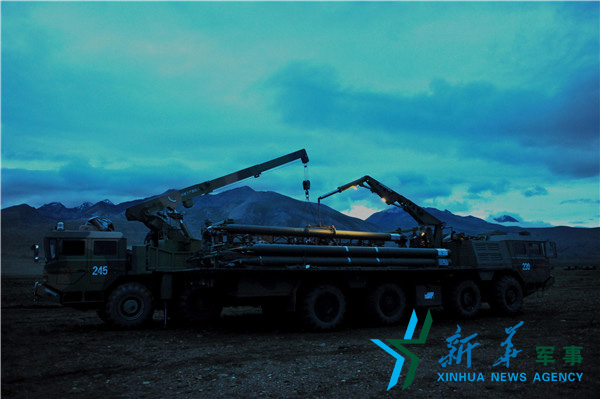 &uarr;昏暗條件下錘煉官兵火箭彈調(diào)裝技能 。（宋來蕤攝）