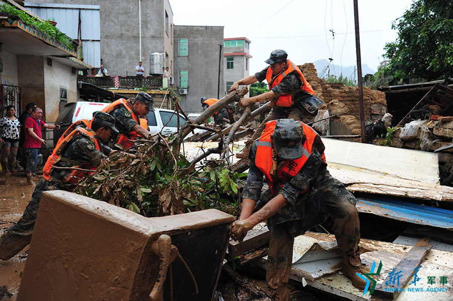 &uarr;第31集團(tuán)軍某裝甲旅官兵幫助長泰恢復(fù)災(zāi)后秩序。鐘晨菲攝