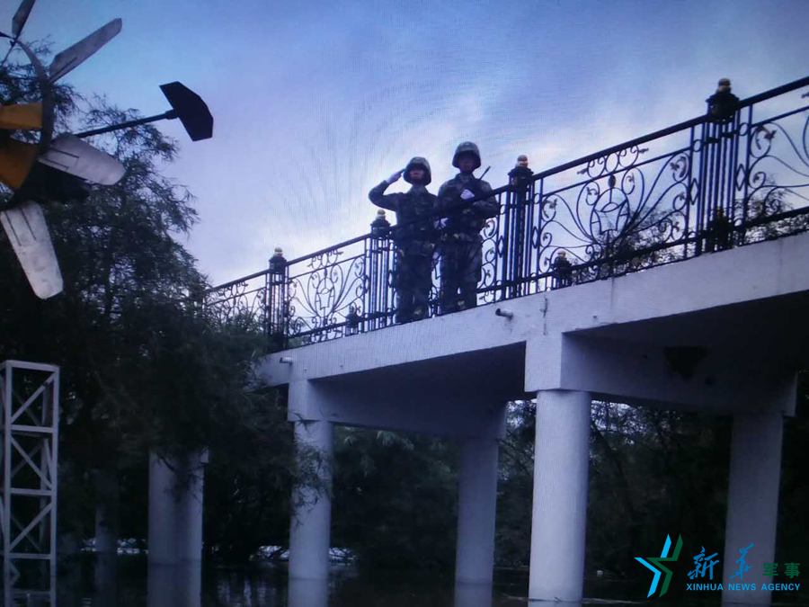 &uarr;中秋佳節(jié)，珍寶島的官兵在洪水中的堅(jiān)守。