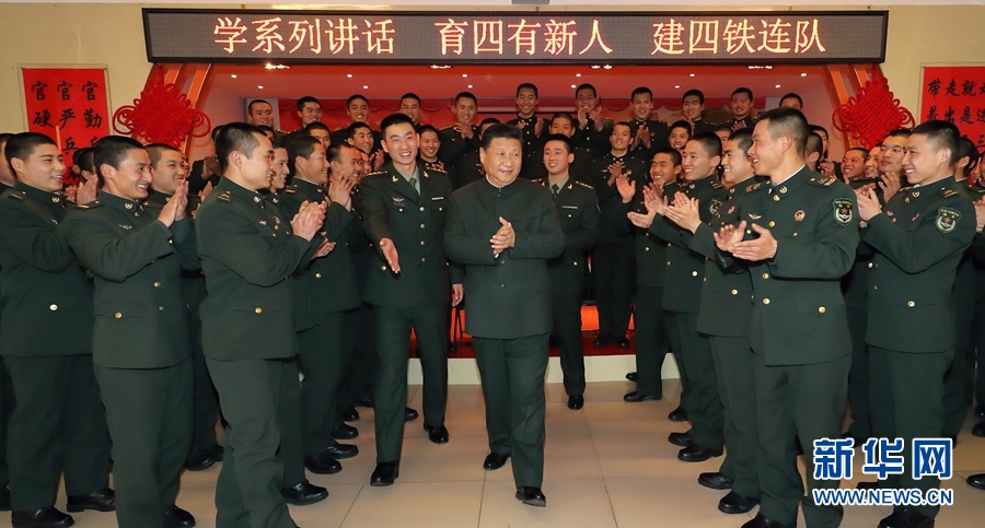 1月23日，習(xí)近平專程來到陸軍第65集團(tuán)軍，深入基層連隊(duì)，看望慰問官兵，代表黨中央和中央軍委，向全軍指戰(zhàn)員、武警部隊(duì)官兵、民兵預(yù)備役人員致以誠(chéng)摯問候和新春祝福。這是習(xí)近平在該集團(tuán)軍&ldquo;大功三連&rdquo;同官兵在一起。新華社記者李剛攝