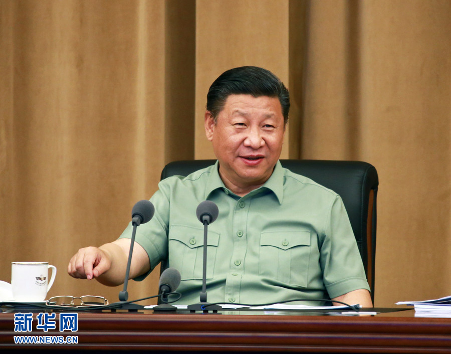 5月24日，中共中央總書記、國家主席、中央軍委主席習近平視察海軍機關(guān)，親切接見海軍第十二次黨代會全體代表和海軍機關(guān)正師職以上領(lǐng)導干部。這是習近平聽取海軍工作匯報后發(fā)表重要講話。 新華社記者 查春明 攝 