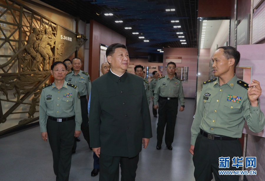 6月22日，正在山西省考察工作的中共中央總書記、國家主席、中央軍委主席習近平來到駐晉部隊某基地視察調研，代表黨中央和中央軍委，向基地組建50周年致以熱烈的祝賀，向老一輩創(chuàng)業(yè)者、廣大基地官兵致以崇高的敬意和誠摯的問候。這是習近平視察基地軍史館。新華社記者 李剛 攝