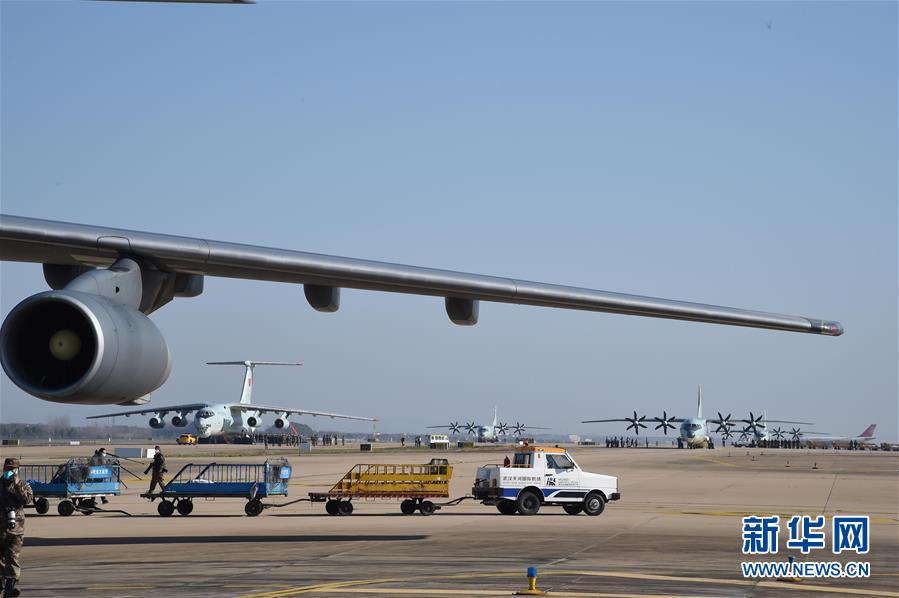 （聚焦疫情防控&middot;圖文互動(dòng)）（4）空軍第四次向武漢大規(guī)?？者\(yùn)醫(yī)療隊(duì)員和物資