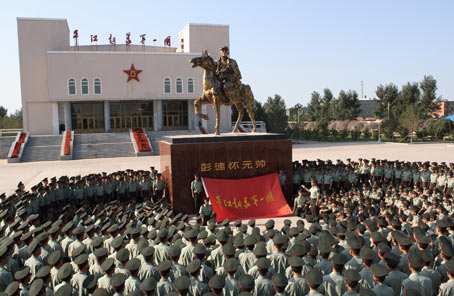 &ldquo;模范紅十二團(tuán)&rdquo;：從嚴(yán)從難從險錘煉戰(zhàn)斗作風(fēng)&mdash;&mdash;陸軍第16集團(tuán)軍某摩步團(tuán)加強(qiáng)實戰(zhàn)化訓(xùn)練記事