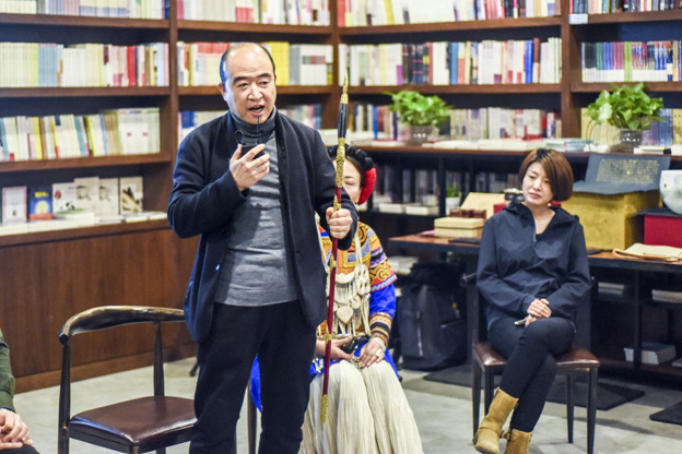 劉文濤：通過對每件兵器的復制，我們了解兵器造型與兵器制作的手藝，實現(xiàn)與古人的對話。