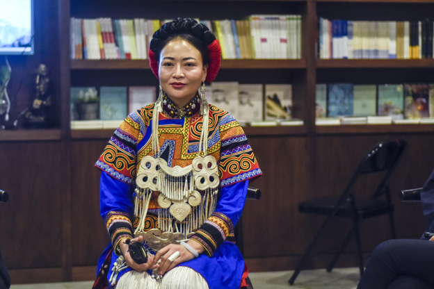 阿牛阿呷：對彝族姑娘來說，胎教就是彝族的刺繡文化，但是當我們走出來，我們覺得我們對其他支系的服飾知識了解太少了，需要學習的很多，所以開辦了這個專業(yè)。