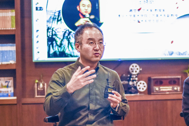 王曉昕：語言問題其實是非遺傳承所面臨的一個普遍問題。非遺傳承人可能有很好的技藝，但是因為語言問題沒有辦法與外面的人交流，就失去了傳承的機會。