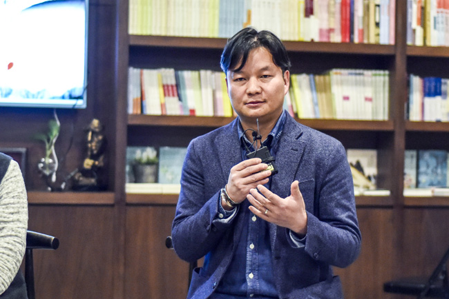 丁大為：烏銅走銀有三百年的歷史了，是云南地區(qū)獨有的技藝。這門技藝入門大概需要3年，學成需要20年。用語言去表達它其實是很難的。