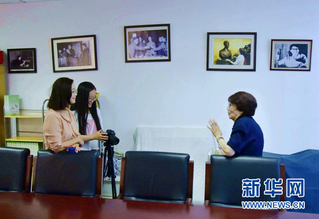 播音室里跟打仗一樣。從夜不能寐的緊張，到全神貫注的投入，用良好的習(xí)慣和過硬的專業(yè)素質(zhì)來化險為夷。