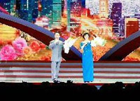 京劇演員于魁智、李勝素獻(xiàn)唱京劇《我是中國(guó)人》