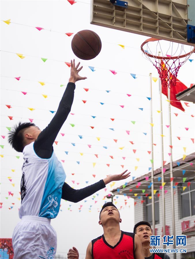 （新春走基層）（6）湖南辰溪：農(nóng)民趣味運(yùn)動(dòng)會迎新年