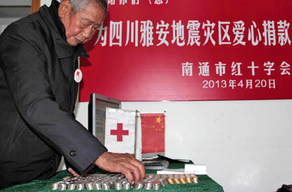&ldquo;磨刀老人&rdquo;2000余枚硬幣捐災(zāi)區(qū)