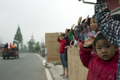 向救援人員敬禮！