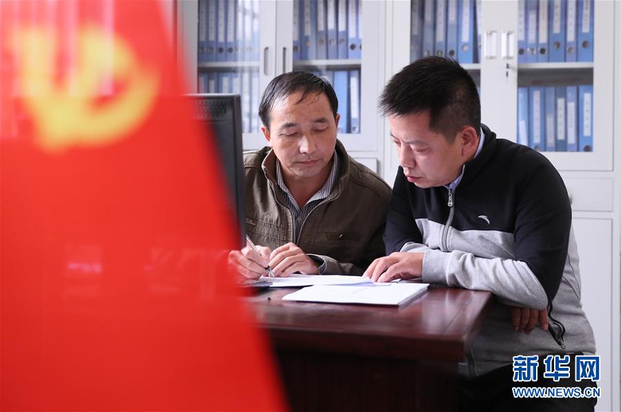 （新華全媒頭條&middot;十九大特別報(bào)道&middot;圖文互動(dòng)）（15）再塑黨的形象的偉大工程&mdash;&mdash;中國(guó)共產(chǎn)黨自身建設(shè)的五年探索之路