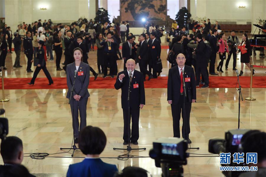 （十九大&middot;黨代表通道）（4）采訪黨代表